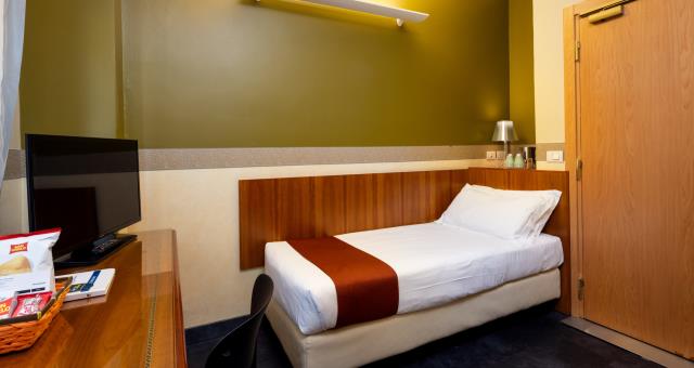 ミラノのベストウエスタンホテルメジャーの小さなシングルルーム。快適で居心地の良いホテルで、32インチ液晶衛星テレビ(ラジオ、目覚まし時計付)、無料Wi-Fiインターネット、ミニバーが備わっています。