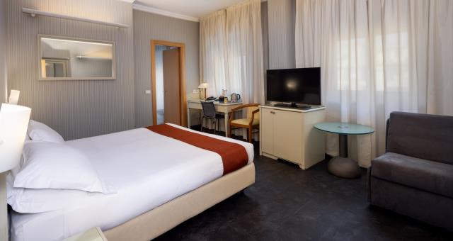 Dreibettzimmer mit Komfort im Best Western Hotel Major in Mailand. Es ist komfortabel und einladend und mit einem 40-Zoll-LCD-Sat-TV mit Radio und Wecker, kostenlosem WLAN und einer Minibar ausgestattet.