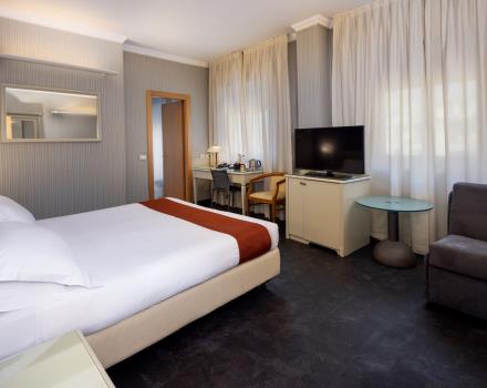 Habitación triple confort en el Best Western Hotel Major de Milán. Cómodo y acogedor, está equipado con TV LCD vía satélite de 40 pulgadas con radio y despertador, conexión Wi-Fi gratuita y minibar.