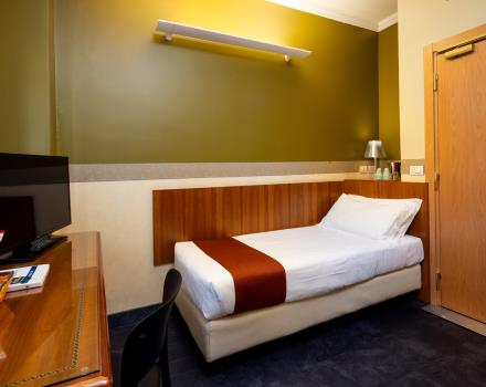 Ein kleines Einzelzimmer im Best Western Hotel Major in Mailand. Es ist komfortabel und einladend und verfügt über einen 32-Zoll-LCD-Sat-TV mit Radio und Wecker, kostenfreies WLAN und eine Minibar.