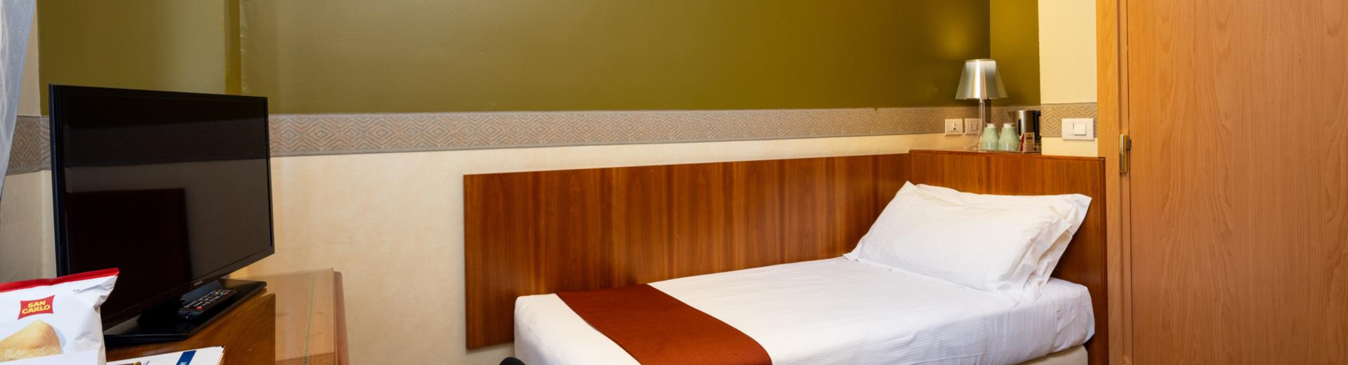 A small single room at the Best Western Hotel Major in Milan. Comfortable and welcoming, it is equipped with a 32-inch LCD satellite TV with radio and alarm clock, free Wi-Fi internet and minibar.