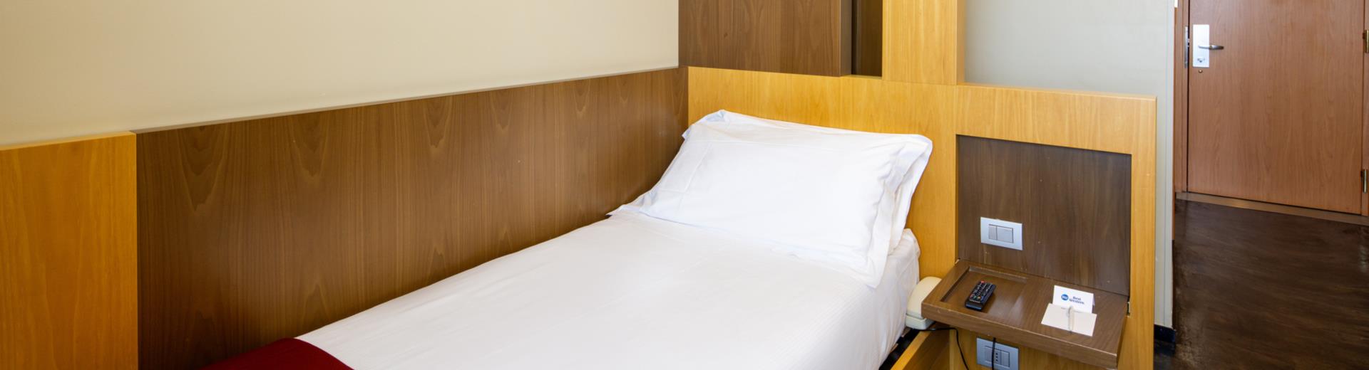 Single room at the Best Western Hotel Major in Milan. Comfortable and welcoming, it is equipped with a 32-inch LCD satellite TV with radio and alarm clock, free Wi-Fi internet and minibar.