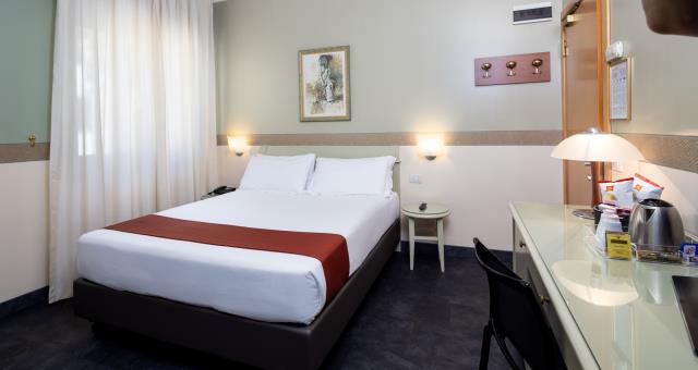 米兰Best Western Hotel Major酒店的双人间。客房舒适而温馨，配有带收音机和闹钟的32英寸液晶卫星电视、免费WiFi和迷你吧。