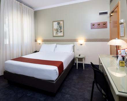Doppelzimmer im Best Western Hotel Major in Mailand. Es ist komfortabel und einladend und verfügt über einen 32-Zoll-LCD-Sat-TV mit Radio und Wecker, kostenfreies WLAN und eine Minibar.