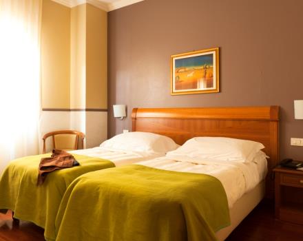最佳西方酒店主要在米兰的双床房。卫星电视液晶 26 寸与电台和闹钟，免费 Wi-fi 和迷你吧配有舒适和温馨。