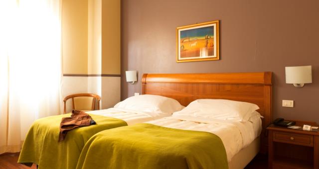 Habitación con dos camas de Best Western Hotel en Milán. Cómodo y acogedor está equipado con pulgada de Tv LCD 26 de satélite con Radio y reloj despertador, libre Wi-Fi y Minibar.