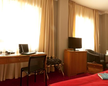 Businesszimmer im Best Western Hotel Major in Milano. Komfortabel und gemütlich ist mit Sat-Tv LCD 26 Zoll mit Radio und Wecker, kostenloses Wi-Fi und Minibar ausgestattet.