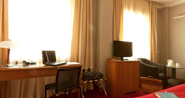 Business room of the Best Western Hotel Major in Milano. Comfortable and cozy is equipped with satellite Tv LCD 26 inch with Radio and alarm clock, free Wi-Fi and Minibar.