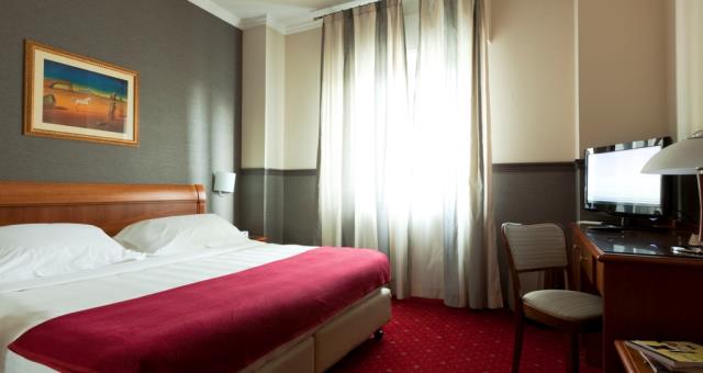 Double room of the Best Western Hotel Major in Milano. Comfortable and cozy is equipped with satellite Tv LCD 26 inch with Radio and alarm clock, free Wi-Fi and Minibar.