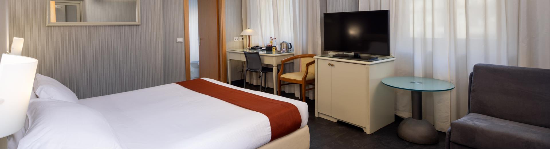 ミラノのベストウエスタンホテルメジャーのトリプルコンフォートルーム。快適で居心地の良いホテルで、40インチ液晶衛星テレビ(ラジオ、目覚まし時計付)、無料Wi-Fiインターネット、ミニバーが備わっています。