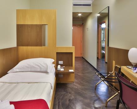 Single Room of the Best Western Hotel Major in Milano. Comfortable and cozy is equipped with satellite Tv LCD 26 inch with Radio and alarm clock, free Wi-Fi and Minibar.